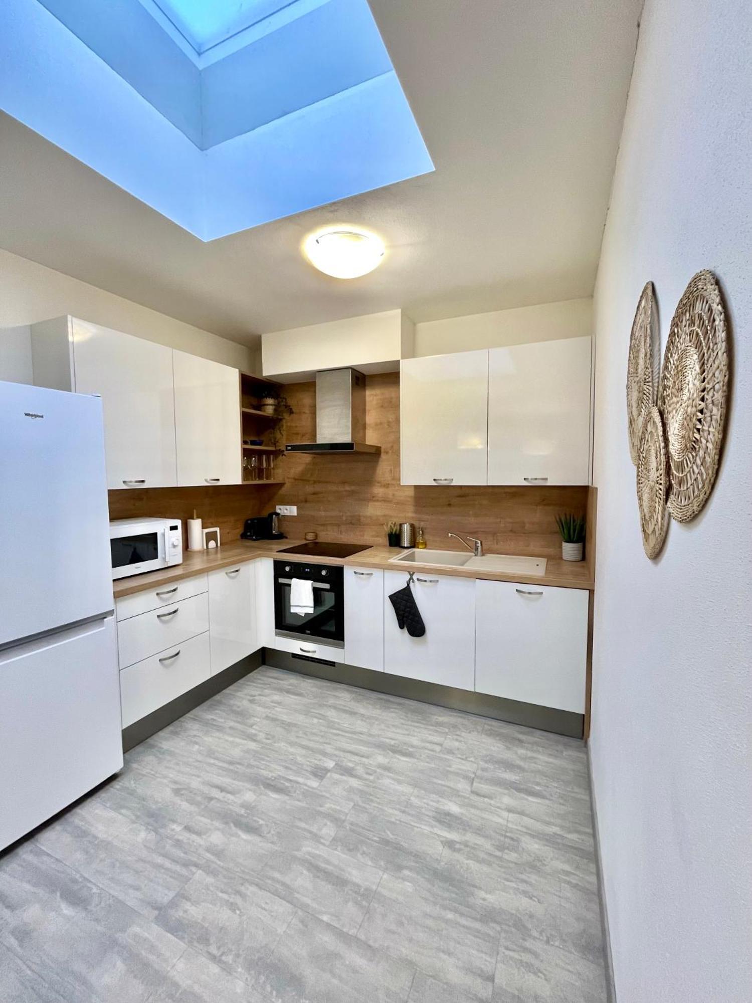ברטיסלאבה The Elite Suite Downtown 2- Bedroom Apt Ac & Garage Parking מראה חיצוני תמונה