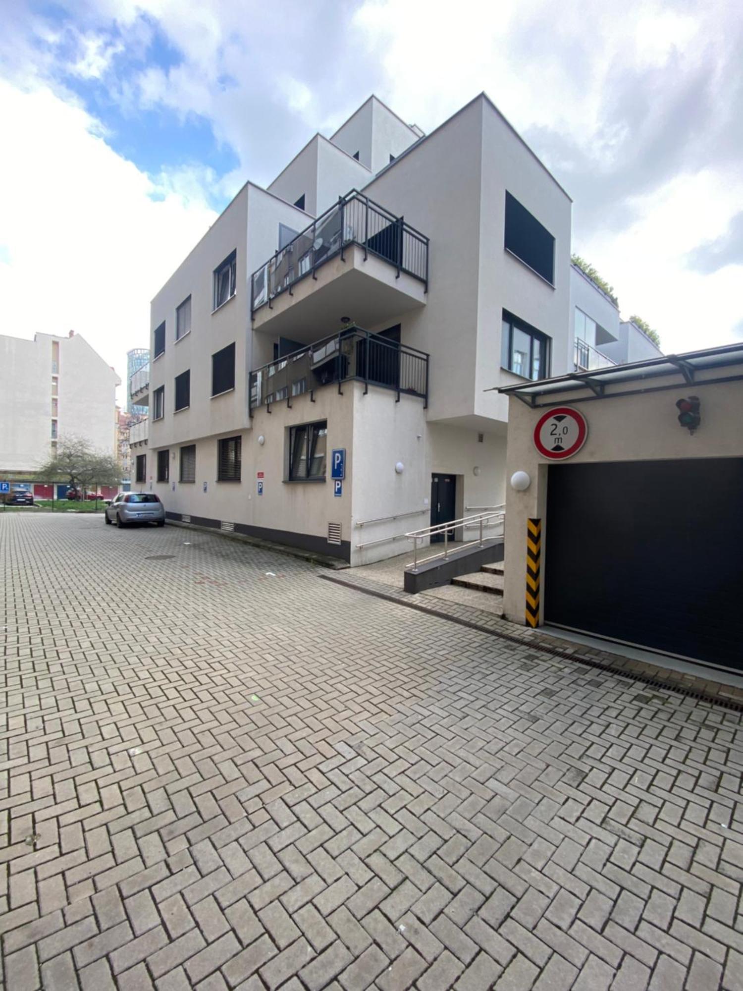 ברטיסלאבה The Elite Suite Downtown 2- Bedroom Apt Ac & Garage Parking מראה חיצוני תמונה